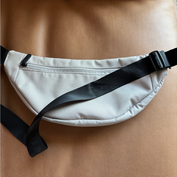 Everlane The Renew Transit Fanny Pack - Picture 5 of 7